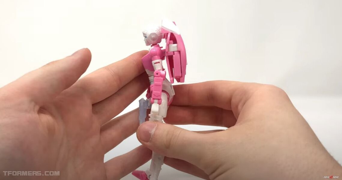 Earthrise Arcee Deluxe Class Review By PrimeVsPrime  (24 of 34)